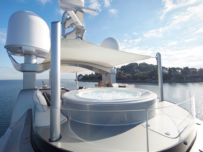 Sundeck jacuzzi