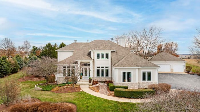 Single Family Home/House in Hampshire, IL