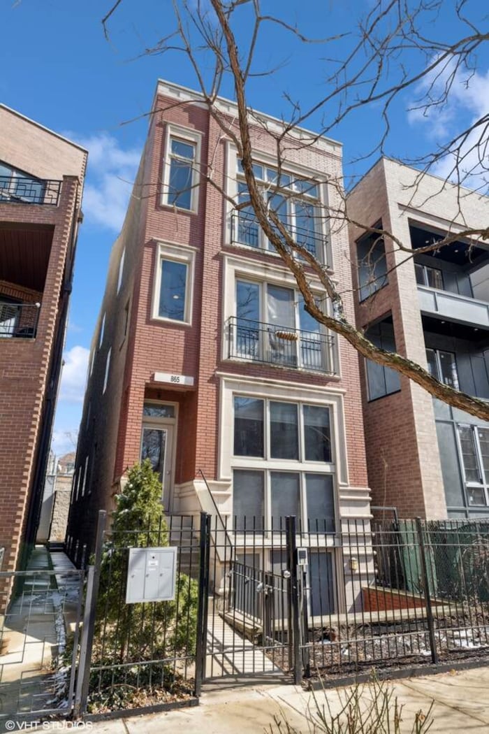 Property located at Condominium in Chicago, IL