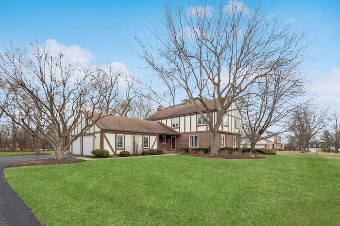 Single Family Home/House in Inverness, IL