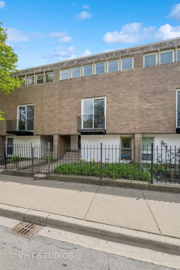 Property located at Villa/Townhouse in Chicago, IL
