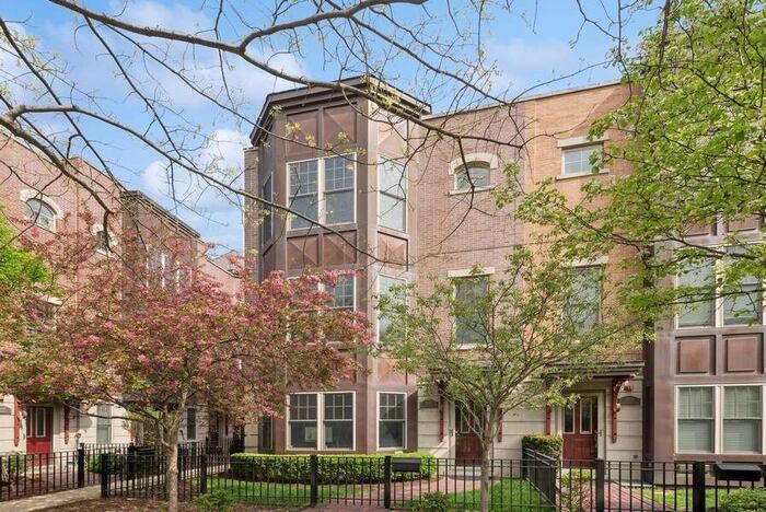 Property located at Villa/Townhouse in Chicago, IL