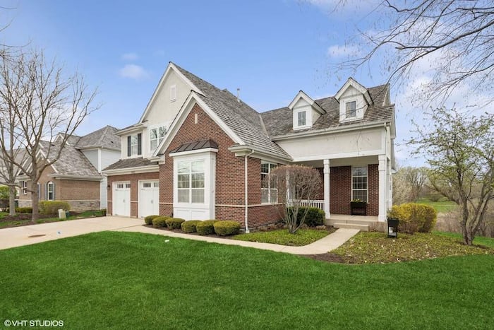 Single Family Home/House in Inverness, IL