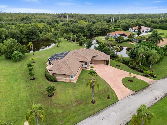 Single Family Home/House in Bonita Springs, FL
