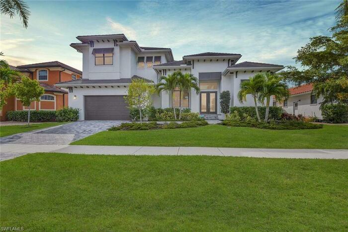 Single Family Home/House in Marco Island, FL