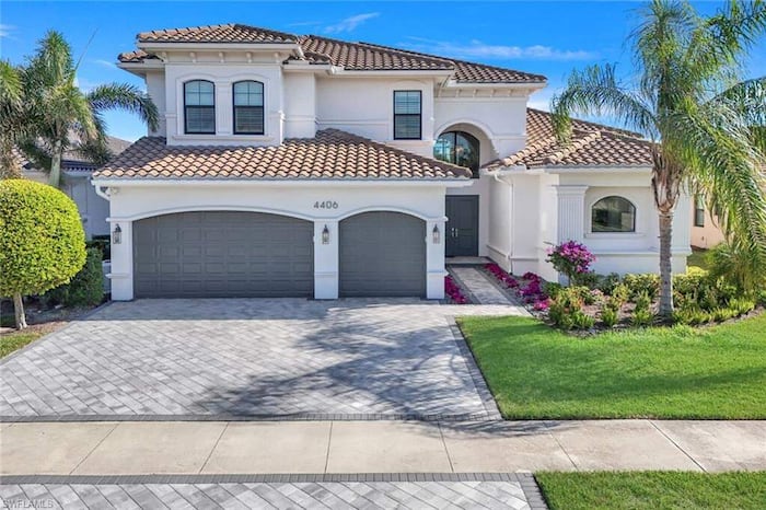 Property located at Single Family Home/House in Naples, FL