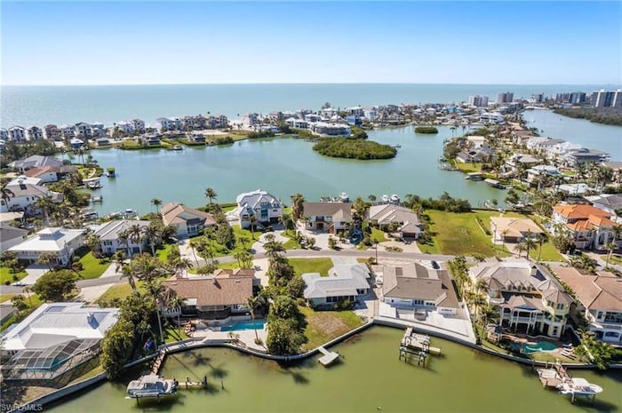 Single Family Home/House in Bonita Springs, FL
