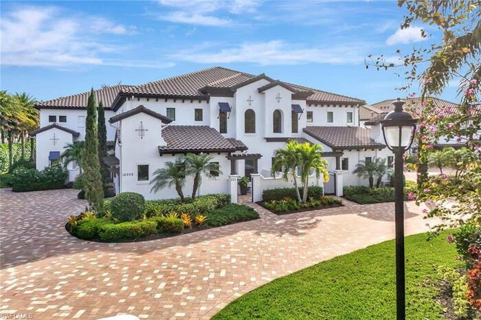 Property located at Condominium in Naples, FL