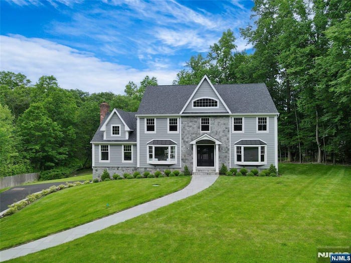 Single Family Home/House in Upper Saddle River, NJ