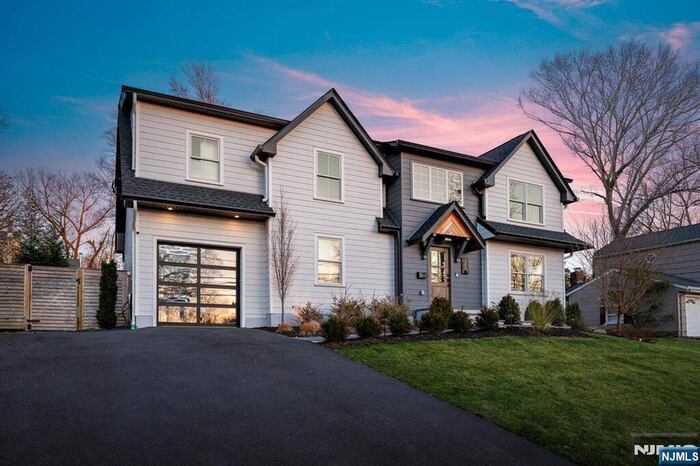 Single Family Home/House in TWP OF WASHINGTON, NJ