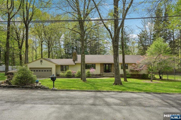 Single Family Home/House in Upper Saddle River, NJ