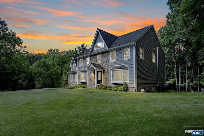 Single Family Home/House in Upper Saddle River, NJ