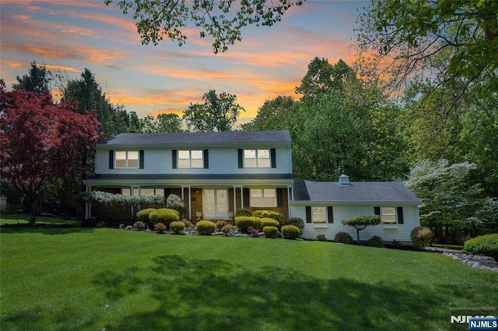 Single Family Home/House in Upper Saddle River, NJ