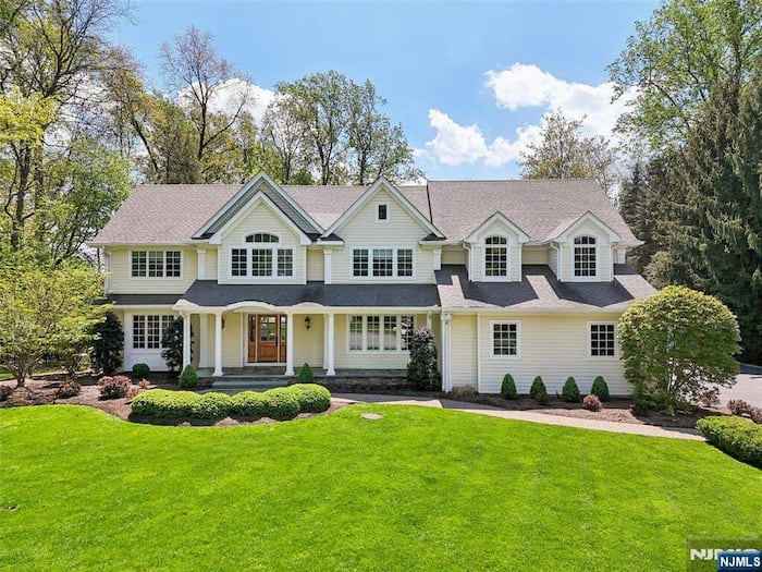 Single Family Home/House in Upper Saddle River, NJ
