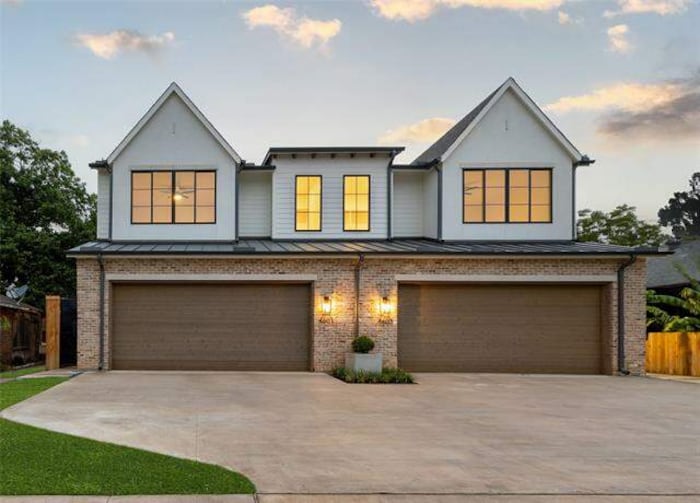 Single Family Home/House in Dallas, TX
