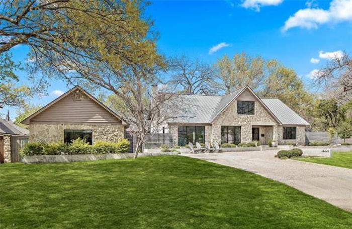 Single Family Home/House in Dallas, TX