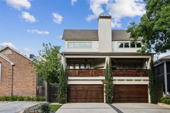 Single Family Home/House in Dallas, TX