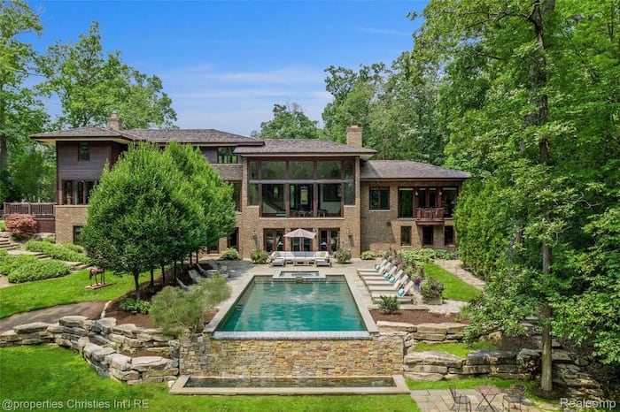 Single Family Home/House in Bloomfield Hills, MI