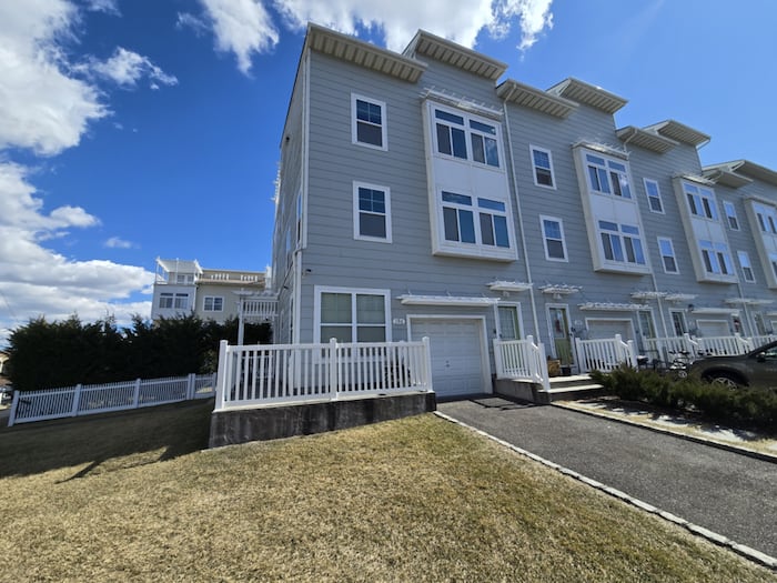 Property located at Villa/Townhouse in Queens, NY