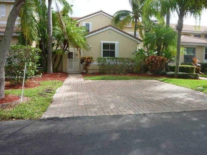 Property located at Villa/Townhouse in Hollywood, FL