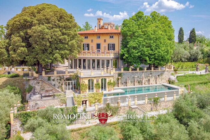 Property located at Villa/Townhouse in Pisa, Italy