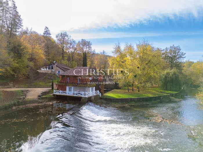 Property located at Villa/Townhouse in Périgueux, France