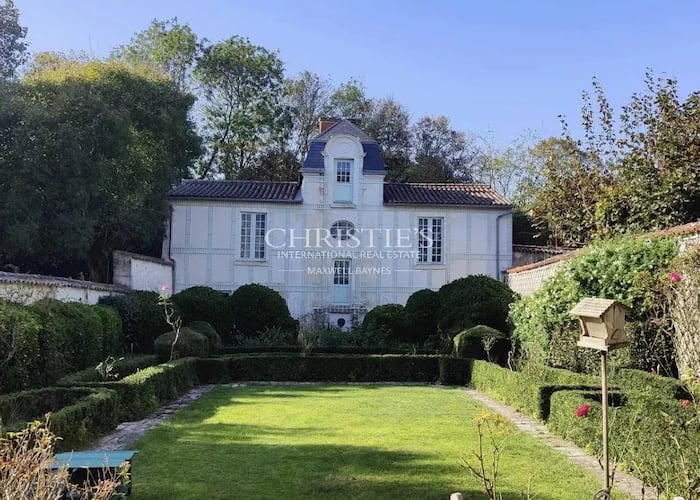 Property located at Villa/Townhouse in La Rochelle, France
