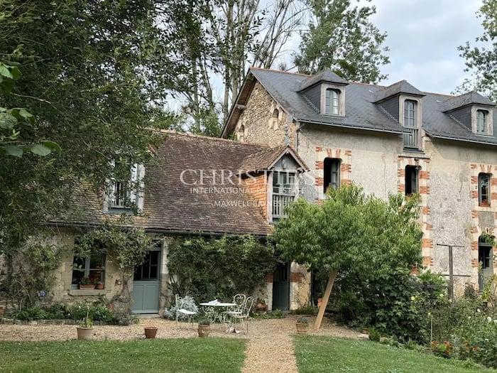 Property located at Villa/Townhouse in Baugé-en-Anjou, France