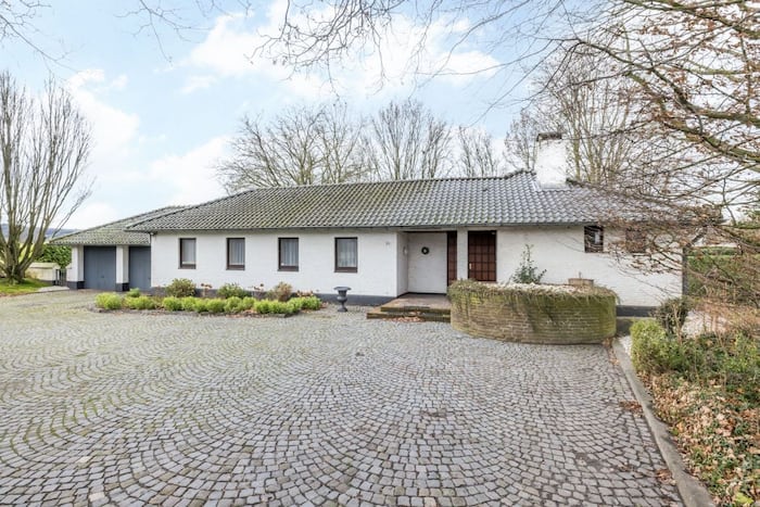 Property located at Villa/Townhouse in Lemiers, Netherlands