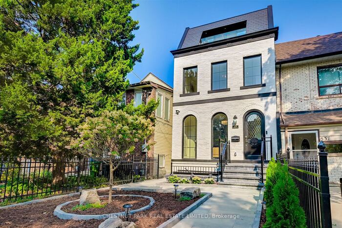 Single Family Home/House in Toronto, Canada