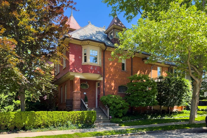 Single Family Home/House in Toronto, Canada