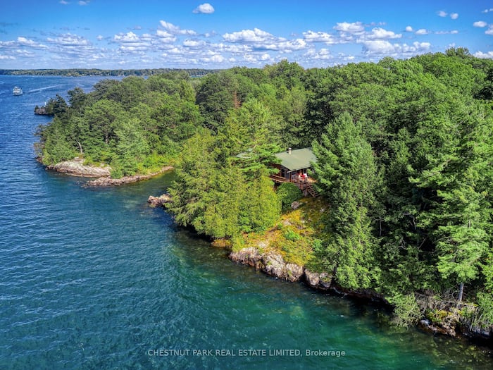 Single Family Home/House in Leeds and the Thousand Islands, Canada