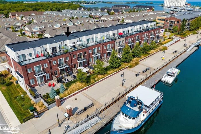 Property located at Condominium in Collingwood, Canada
