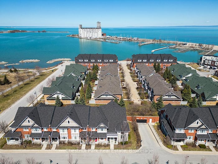 Property located at Condominium in Collingwood, Canada